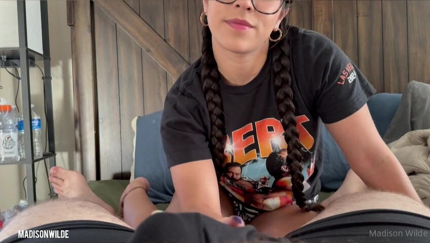 Madison Wilde - UNBOTHERED HOT CHICK SUCKS YOU WHILE WATCHING YOUTUBE