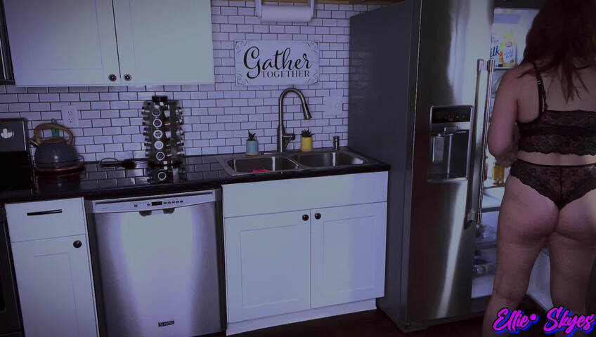 Ellie Skyes – Mommy in Your Wet Dreams