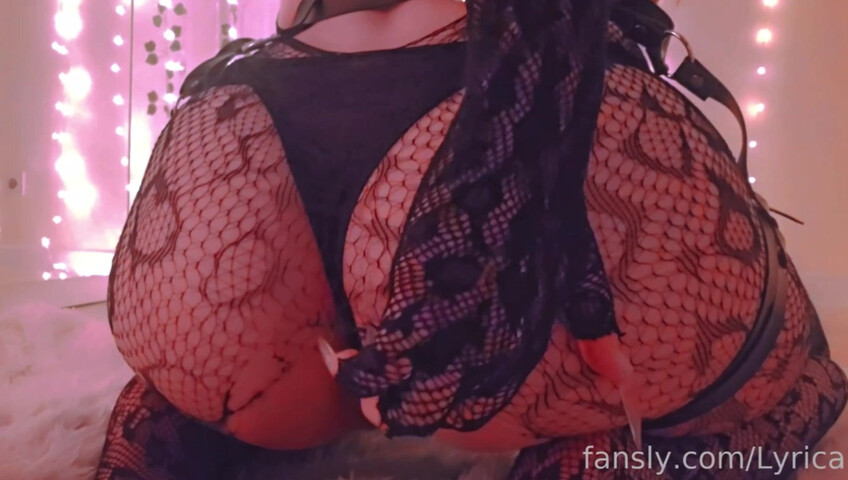 Lyrica ASMR - Soft Booty Scratching ASMR