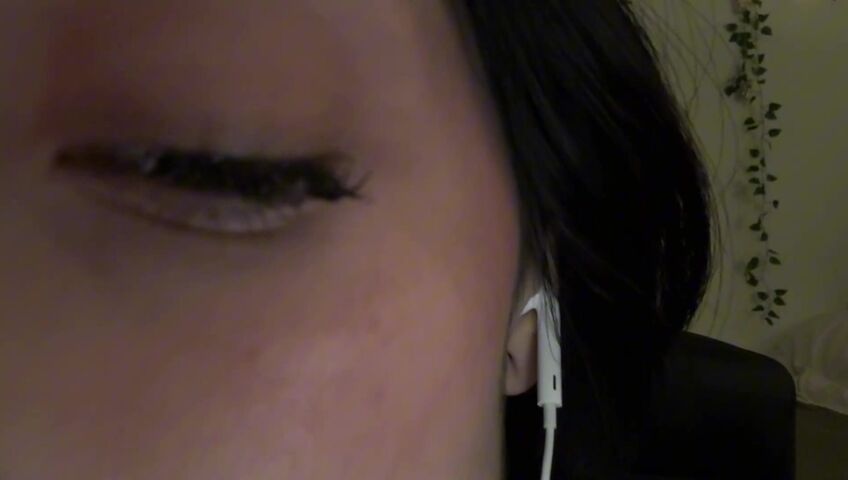 SleepGirlASMR - 50 Kisses (French Countdown) w⧸ Hand Movements, Mouth Sounds