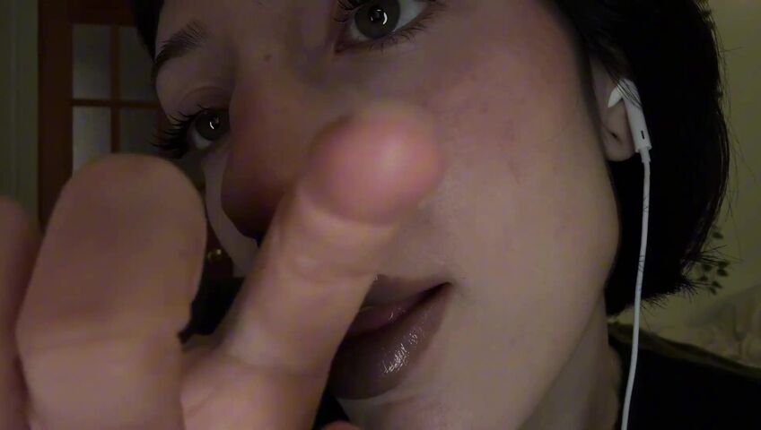 SleepGirlASMR - 50 Kisses (French Countdown) w⧸ Hand Movements, Mouth Sounds