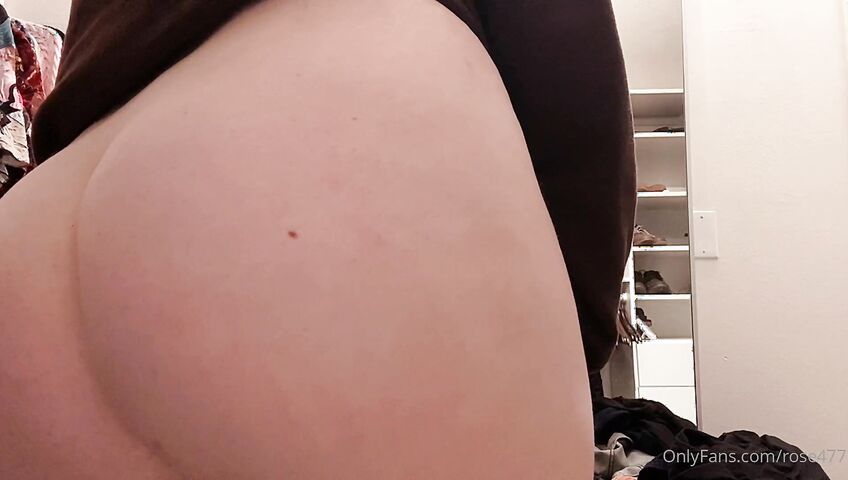 Rose ASMR - Showing off her hot bare naked ass