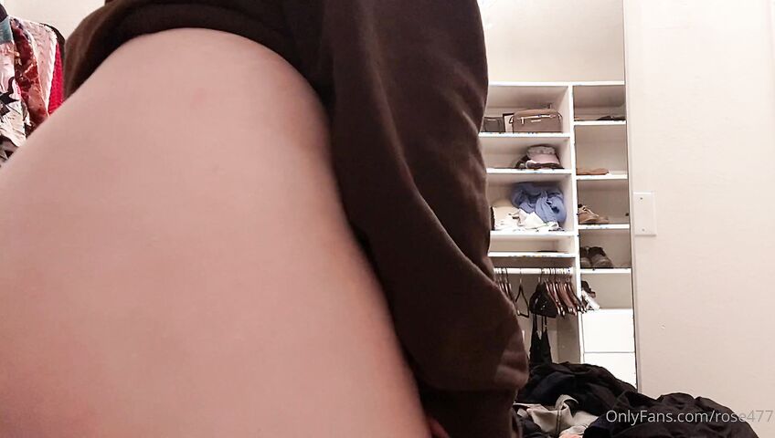 Rose ASMR - Showing off her hot bare naked ass